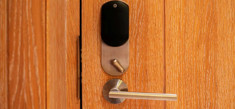 Automatic Locking Door Knob Moffat